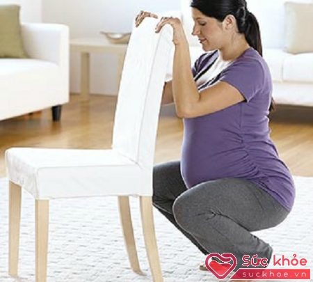 Ngồi xổm là tư thế ngồi không được khuyến khích khi mang bầu