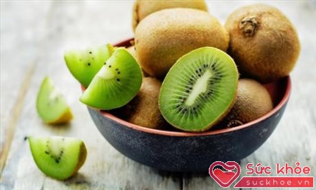 Những loại quả giàu vitamin C có thể kể đến như ổi, dứa, kiwi… rất có lợi trong việc cải thiện làn da