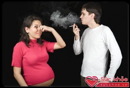 Chồng tuyệt đối không được hút thuốc khi vợ mang thai