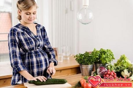 Bà bầu ăn nhiều chất xơ có thể đề phòng trĩ khi mang thai.