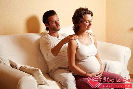 Khi vợ mang thai, chồng nên động viên, quan tâm, massage cho vợ tránh chuột rút...