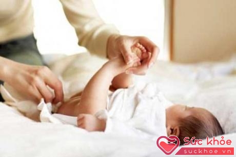 Mẹ nên vệ sinh cẩn thận vùng kín cho bé để tránh viêm nhiễm.