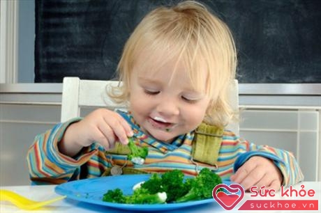 Khuyến khích trẻ ăn nhiều rau xanh và trái cây để phòng ngừa táo bón