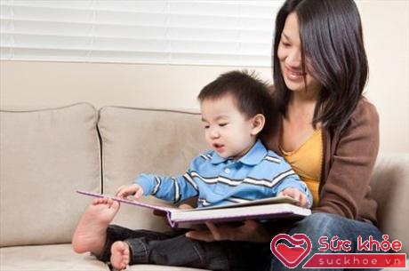 Bố mẹ có thể cho trẻ tiếp xúc với sách ngay từ khi 2 tuổi