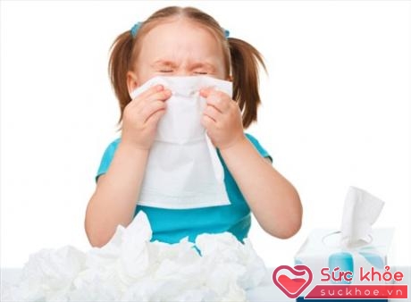 Trẻ nhỏ dễ mắc bệnh đường hô hấp với triệu chứng xuất hiện nhiều đờm dãi, chảy nước mũi