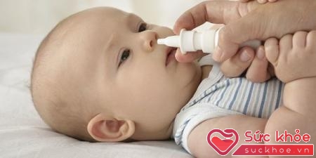 Muốn vệ sinh mũi cho bé các mẹ chỉ nên sử dụng nước muối sinh lý thông thường thay cho thuốc nhỏ mũi