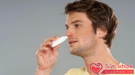 Trước khi nhỏ mũi, người bệnh cần xì mũi hay hút sạch chất mủ, dịch nhầy ứ đọng trong mũi