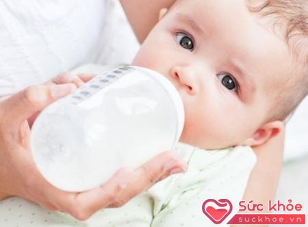 có rất nhiều sữa bột công thức dành cho trẻ cung cấp thêm năng lượng chất dinh dưỡng ngoài sữa mẹ