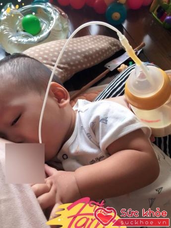 Mẹo hay của chị Minh Thư giúp con uống sữa từ bình sữa hiệu quả.