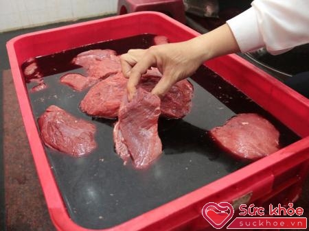 Nhìn màu nước rửa thịt lợn rửa có màu đỏ như máu cá thì chứng tỏ thịt nhiễm hóa chất