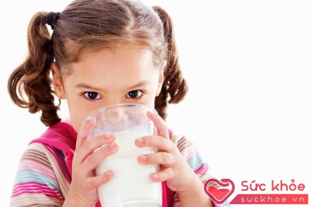 Chỉ nên bổ sung sữa tươi vào chế độ ăn uống hàng ngày của trẻ trên 1 tuổi