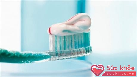 Chuyên gia khuyên mỗi lần nặn kem đánh răng có chứa fluorine, không nên vượt quá một cm 