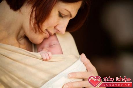 Khuyến khích trẻ sơ sinh thở đều và có nhịp tim bình thường