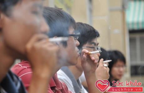 Việt Nam là nước có tỉ lệ nam giới hút thuốc rất cao
