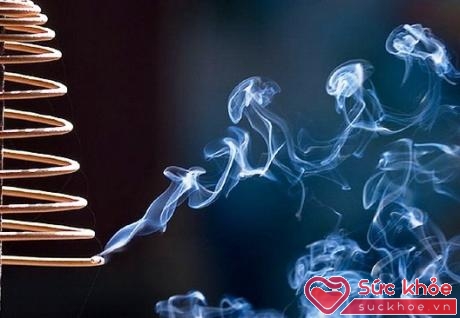 Khi hít quá nhiều khói nhang bạn sẽ bị thường xuyên đau đầu, khó tập trung và hay quên