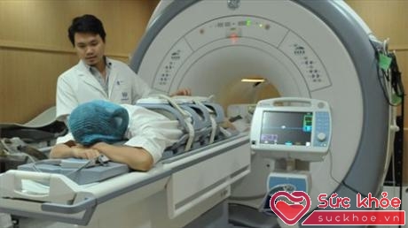 Chụp cộng hưởng từ (MRI) cột sống cổ là một trong những biện pháp chẩn đoán bệnh đau vai gáy (Ảnh minh họa: Internet)