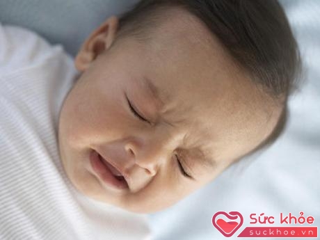 Nghẹt mũi ở trẻ sơ sinh sẽ khiến trẻ khó ăn, khó ngủ, dẫn đến chậm lớn.