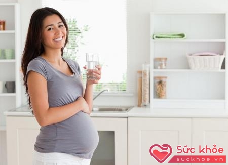 Uống nước đủ khi mang thai