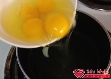 Phần lòng trắng trứng có thể bị nhiễm vi khuẩn salmonella nếu bạn ăn trứng gà sống