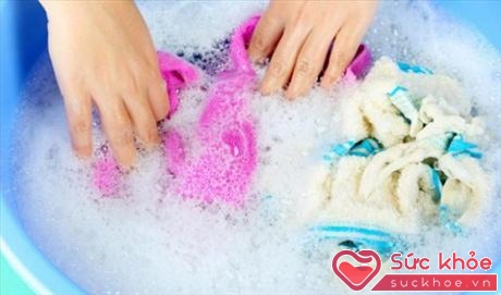 Giặt khăn tắm bằng nước thường chưa tiêu diệt hoàn toàn vi khuẩn