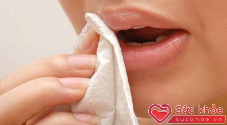 Dùng giấy vệ sinh để lau miệng và tay khi ăn rình rập vô vàn nguy hiểm
