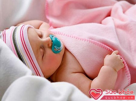 Nghiên cứu cho thấy việc cho bé ngậm núm vú giả lúc ngủ sẽ giúp bé dễ ngủ hơn (Ảnh minh họa)