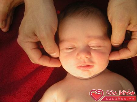 Massage quanh hàm và sau tai giúp trẻ dễ đi vào giấc ngủ. Ảnh minh họa