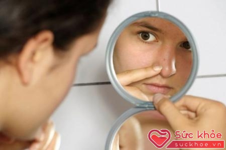 Sờ tay lên nốt mụn chỉ làm mụn tái phát thôi