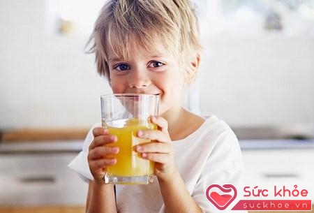 Nước trái cây, sữa các loại... là những thức uống có giá trị dinh dưỡng cao, có thể cho trẻ uống hàng ngày
