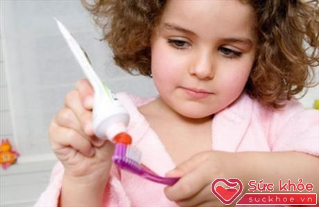 Nếu bố mẹ không chú ý chăm sóc răng miệng cho trẻ, trẻ sẽ dễ bị sâu răng 