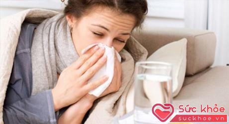 Nhiệt độ giảm đột ngột khi sang mùa mới chính là một trong những yếu tố hàng đầu khiến những cơn cảm cúm, cảm lạnh kéo tìm đến bạn.