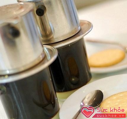 Cần rửa sạch sẽ dụng cụ pha cà phê như phin, ly và tráng qua nước sôi trước khi đổ cà phê vào.