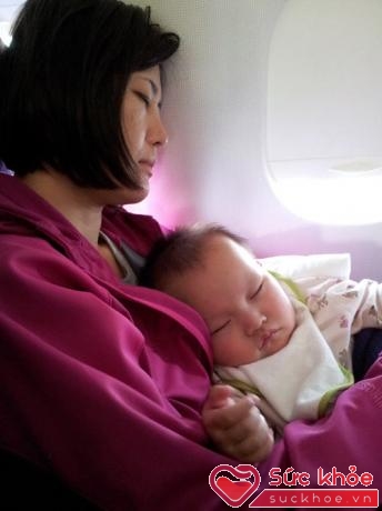 Để có giấc ngủ ngon trên máy bay, bạn cần phải bình tĩnh và cố gắng gạt bỏ những tiếng ồn