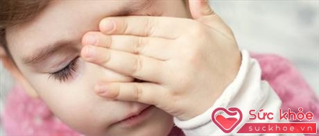 Khi con bị đau mắt đỏ, cha mẹ cần tránh để bé dùng tay dụi mắt