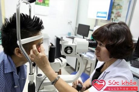 Khi có biểu hiện đau mắt đỏ cần đến khám bác sĩ chuyên khoa (Ảnh minh họa: Internet)
