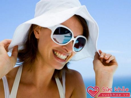 Kính râm và mũ rộng vành bảo vệ mắt khỏi tia UV
