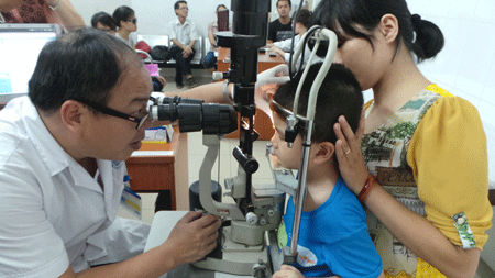 BS. Nguyễn Hoàng Cương khám bệnh cho bệnh nhân tại Viện Mắt Trương