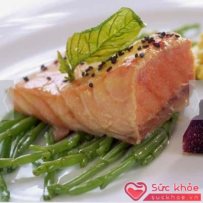 Các loại cá béo như cá hồi, cá thu, cá ngừ, cá chình… là nguồn vitamin D dồi dào