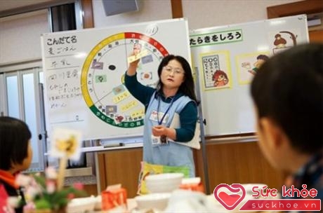 Chuyên gia dinh dưỡng học đường Kimii Fujii giảng về chế độ ăn uống trước giờ ăn trưa