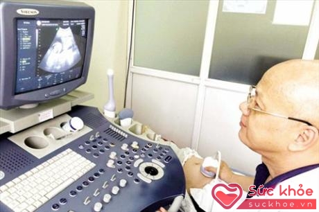 BS Nguyễn Anh Tuấn đang thăm khám, siêu âm cho một thai phụ (Ảnh: Q.An)