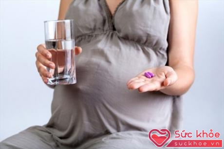  Phụ nữ mang thai cần thận trọng khi dùng thuốc (Ảnh: Internet)