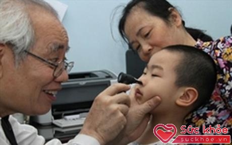 Khi có dấu hiệu viêm mũi, cần đưa trẻ đến khám tại cơ sở y tế.