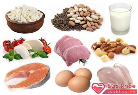 Những thực phẩm giàu protein như sữa, trứng, thịt, cá, các loại đậu,... sẽ kích thích cơ thể sản xuất hooc môn tăng trưởng và phát triển tầm vóc.