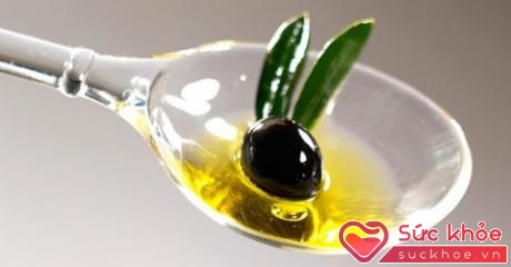 Dầu olive và nước cốt chanh là sự kết hợp hoàn hảo cho việc điều trị bờ môi thâm