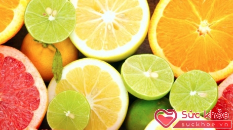 Vitamin C chứa nhiều trong cam, chanh, ổi,...