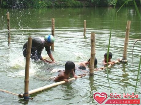  Trẻ đi bơi cần phải có sự giám sát của người lớn, đặc biệt là bơi ở sông hồ