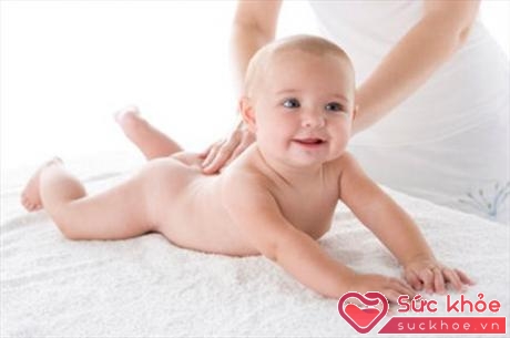 Massage lưng giúp bé hết nấc (Ảnh: Internet)