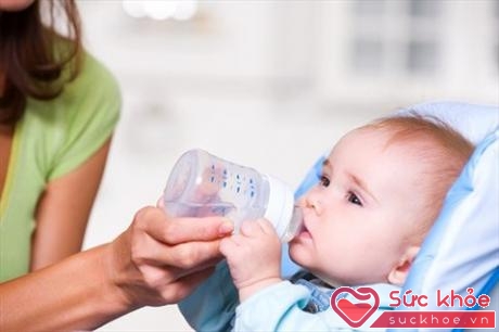 Không nên cho trẻ sơ sinh dưới 6 tháng tuổi uống nước vì có thể khiến bé bị ngộ độc nước (Ảnh: Popsugar)