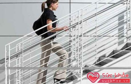 Đi cầu thang hàng ngày thay vì thang máy giúp bạn duy trì hiệu quả giảm cân (Ảnh: Allwomenstalk)