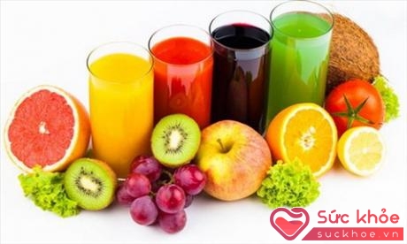 Sau bữa cơm có uống rượu, nên ăn các loại hoa quả nhiều nước như cam, quýt, nho, táo, kiwi để giải rượu.